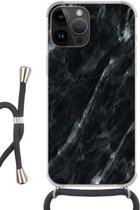 Geschikt voorApple Iphone 14 Pro Max - Crossbody Case - Marmer print - Zwart - Luxe - Siliconen - Crossbody - Backcover met Koord - Telefoonhoesje met koord - Hoesje met touw