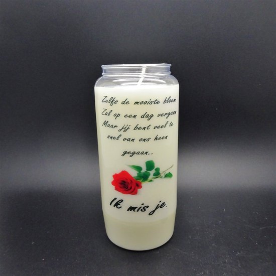 Bougie blanche à 6 mèches avec rose rouge et texte : 'Même la plus belle fleur finira par se faner, mais tu es parti trop vite.. Tu me manques.'