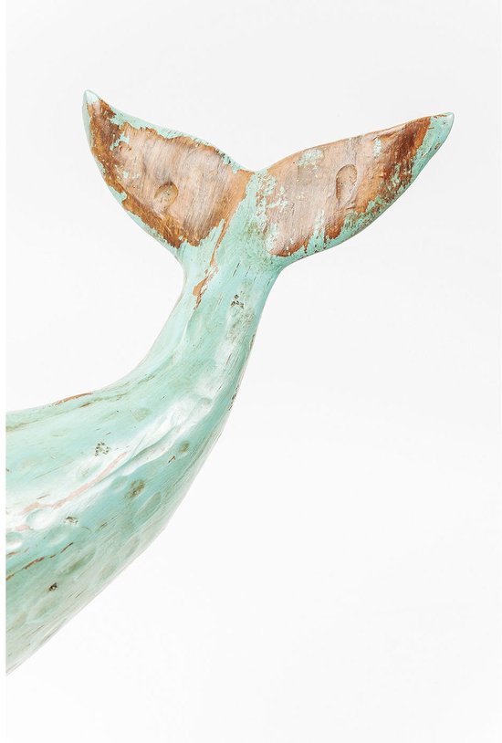 Staart van een houten walvisbeeld met een verweerde turquoise en bruine afwerking.