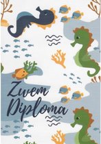 Gefeliciteerd met je zwemdiploma! Een grappige kaart met kleurrijke zeepaardjes en visjes. Een leuke kaart om zo te geven of om bij een cadeau te voegen. Een dubbele wenskaart inclusief envelop en in folie verpakt.