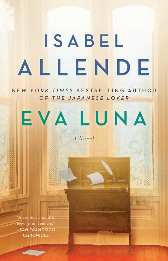 Boek "Eva Luna" van Isabel Allende, met op de omslag een antieke bureau met papieren, veer en inktpot.