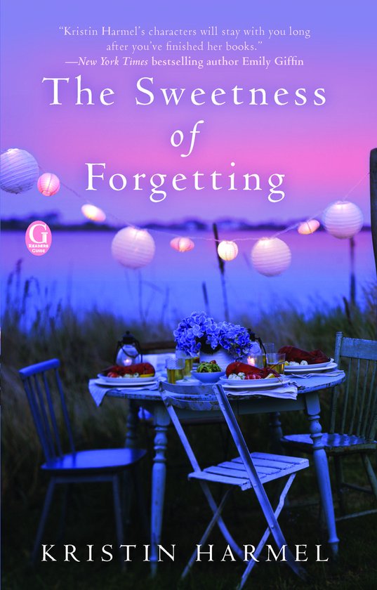 Couverture du livre 'The Sweetness of Forgetting' de Kristin Harmel. Table avec nourriture et lanternes au coucher du soleil.