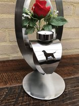 Mini urn met hondje in een open Bloemblad met een waxinelichtje en roos houder