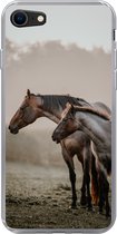 Telefoonhoesje Geschikt voor iPhone SE 2022 hoesje - Paarden - Mist - Weide - Siliconen Telefoonhoesje