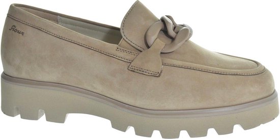 Buitenkant van de beige Sioux instapper met suède materiaal, kettingdetail en merkopdruk.