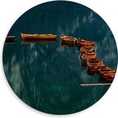 WallClassics - Dibond Muurcirkel - Rij Vissersboten op Helder Water - 50x50 cm Foto op Aluminium Muurcirkel (met ophangsysteem)