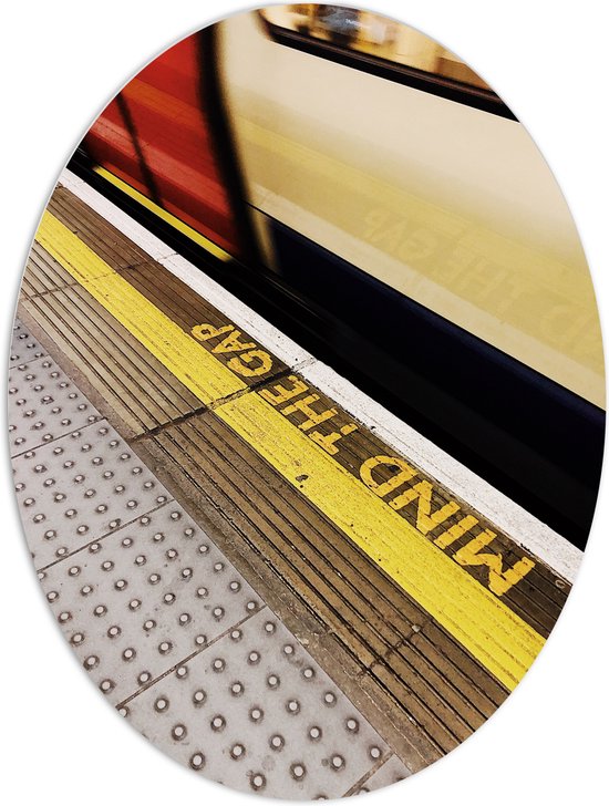 WallClassics - Plaque Ovale en Mousse PVC - Quai de Train - 60x80 cm Photo sur Ovale (Avec Système d'accrochage)