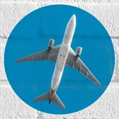 WallClassics - Muursticker Cirkel - Onderkant van Vliegtuig bij Blauwe Lucht - 20x20 cm Foto op Muursticker