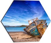 WallClassics - Dibond Hexagon - Scheepswrak gestrand op Strand - 30x26.1 cm Foto op Hexagon (Met Ophangsysteem)