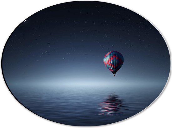 WallClassics - Dibond Ovaal - Laagzwevende Luchtballon boven Water in de Nacht - 40x30 cm Foto op Ovaal (Met Ophangsysteem)