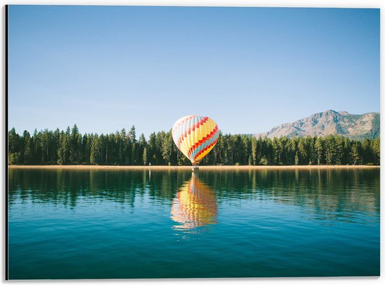 WallClassics - Dibond - Luchtballon landend op Kust bij Water - 40x30 cm Foto op Aluminium (Wanddecoratie van metaal)