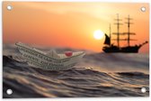 WallClassics - Tuinposter – Papieren Bootje op Zee met Groot Schip en Zon - 60x40 cm Foto op Tuinposter  (wanddecoratie voor buiten en binnen)