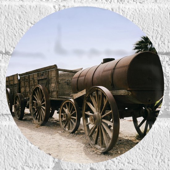 WallClassics - Muursticker Cirkel - Oude Wagen op Stenen Pad - 20x20 cm Foto op Muursticker