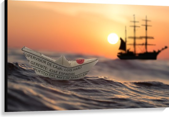 WallClassics - Canvas  - Papieren Bootje op Zee met Groot Schip en Zon - 120x80 cm Foto op Canvas Schilderij (Wanddecoratie op Canvas)