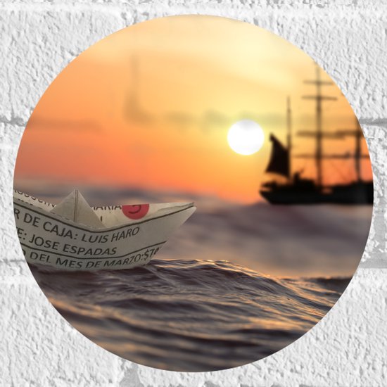 WallClassics - Muursticker Cirkel - Papieren Bootje op Zee met Groot Schip en Zon - 20x20 cm Foto op Muursticker