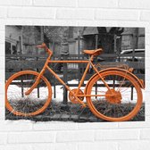 WallClassics - Muursticker - Oranje Fiets tegen Zwart Witte Achtergrond - 80x60 cm Foto op Muursticker