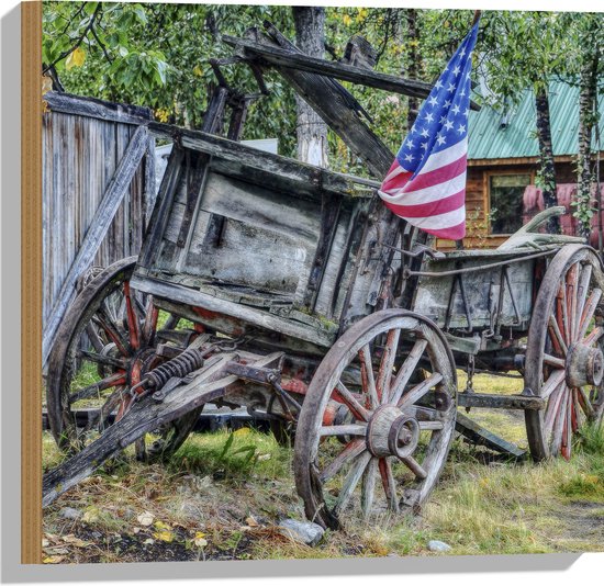 WallClassics - Hout - Oude Veewagen met Vlag - 50x50 cm - 12 mm dik - Foto op Hout (Met Ophangsysteem)