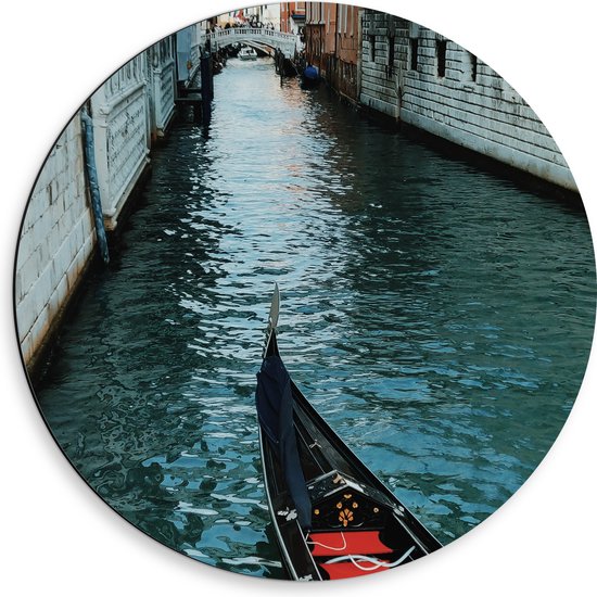 WallClassics - Dibond Muurcirkel - Gondel in Smalle Rivier in Venetie - 50x50 cm Foto op Aluminium Muurcirkel (met ophangsysteem)