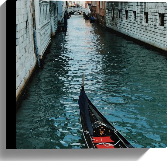 WallClassics - Canvas  - Gondel in Smalle Rivier in Venetie - 30x30 cm Foto op Canvas Schilderij (Wanddecoratie op Canvas)