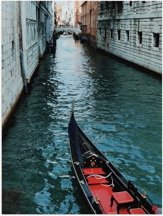 WallClassics - Poster Glossy - Gondola in Narrow River à Venise - 60x80 cm Photo sur Papier Poster avec Finition Brillante