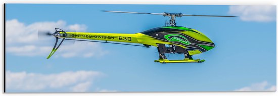 WallClassics - Dibond - Geel Groene Helikopter bij Wolken - 60x20 cm Foto op Aluminium (Wanddecoratie van metaal)