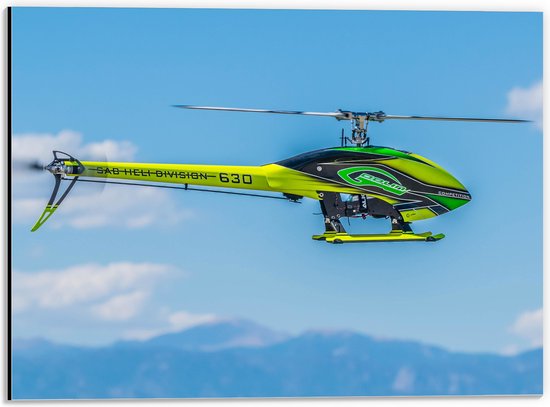 WallClassics - Dibond - Geel Groene Helikopter bij Wolken - 40x30 cm Foto op Aluminium (Wanddecoratie van metaal)