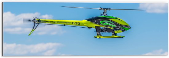 WallClassics - Dibond - Geel Groene Helikopter bij Wolken - 60x20 cm Foto op Aluminium (Met Ophangsysteem)
