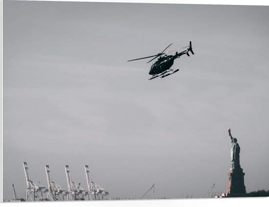 WallClassics - PVC Schuimplaat- Helikopter zwevend boven Vrijheidsbeeld in New York - 80x60 cm Foto op PVC Schuimplaat