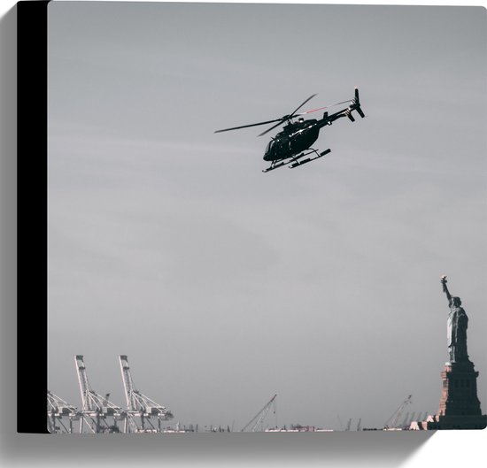 WallClassics - Canvas  - Helikopter zwevend boven Vrijheidsbeeld in New York - 30x30 cm Foto op Canvas Schilderij (Wanddecoratie op Canvas)