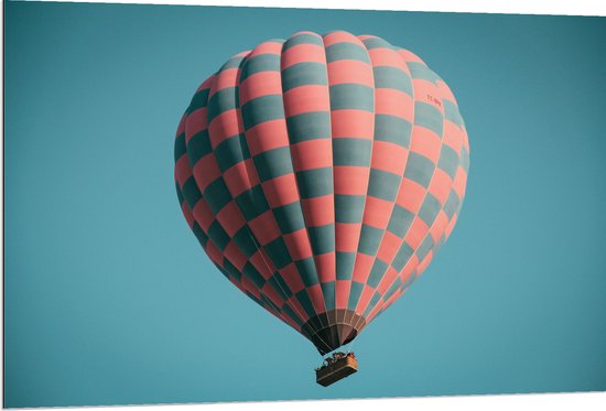 WallClassics - Dibond - Blauw met Roze Geblokte Luchtballon - 120x80 cm Foto op Aluminium (Met Ophangsysteem)
