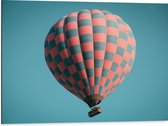WallClassics - Dibond - Blauw met Roze Geblokte Luchtballon - 80x60 cm Foto op Aluminium (Met Ophangsysteem)