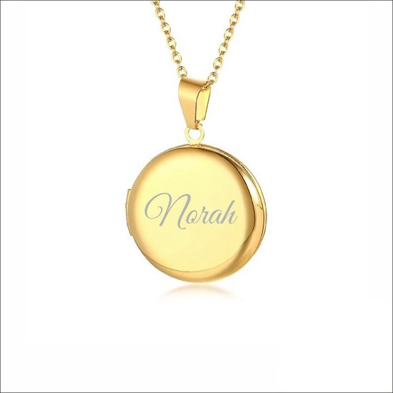 Gouden fotohanger met de naam 'Norah' gegraveerd, aan een gouden ketting.