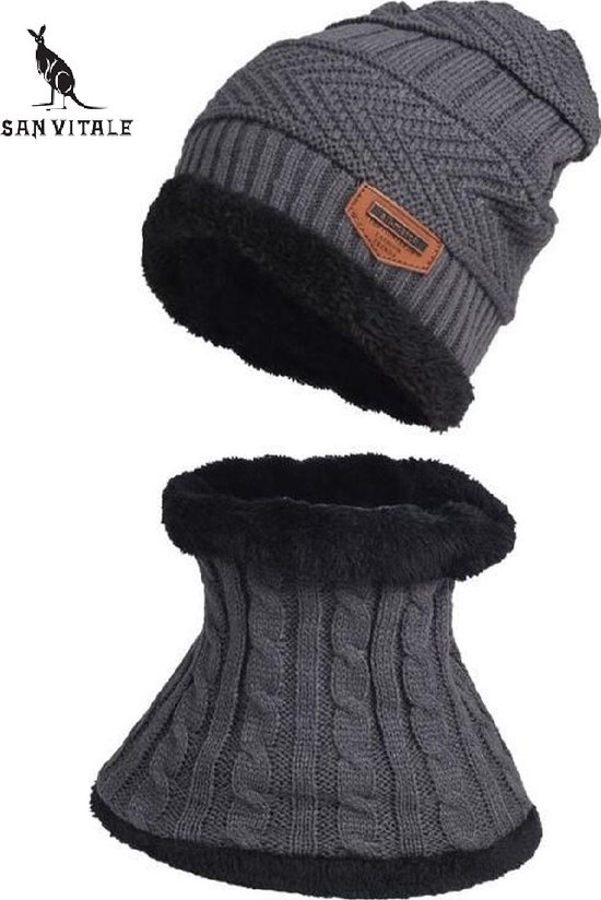 Donkergrijze gebreide muts en col met gebreid kabelpatroon en zwarte fleece.