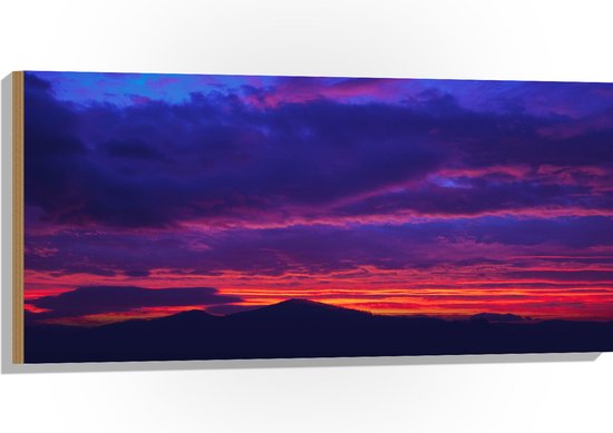 WallClassics - Hout - Geleurde Zonsondergang achter Heuvel - 100x50 cm - 12 mm dik - Foto op Hout (Met Ophangsysteem)