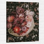 WallClassics - Muursticker - Compositie van Rood/Roze Bloemen in Mand - 75x100 cm Foto op Muursticker