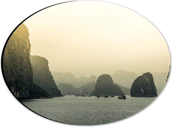 WallClassics - Dibond Ovaal - Ha Long Bay - Vietnam - 28x21 cm Foto op Ovaal (Met Ophangsysteem)