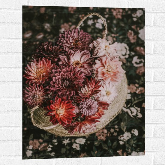 WallClassics - Muursticker - Compositie van Rood/Roze Bloemen in Mand - 60x80 cm Foto op Muursticker