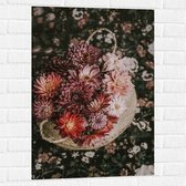 WallClassics - Muursticker - Compositie van Rood/Roze Bloemen in Mand - 60x90 cm Foto op Muursticker