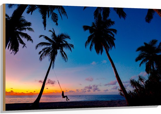 WallClassics - Hout - Schommelen op een Tropisch Strand bij Zonsondergang - 120x80 cm - 12 mm dik - Foto op Hout (Met Ophangsysteem)