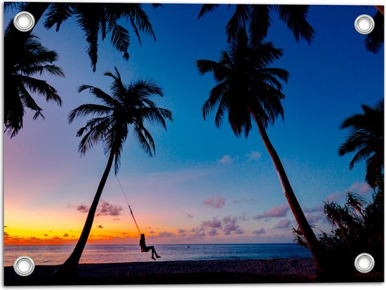 WallClassics - Tuinposter – Schommelen op een Tropisch Strand bij Zonsondergang - 40x30 cm Foto op Tuinposter  (wanddecoratie voor buiten en binnen)