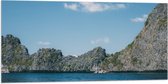 WallClassics - Drapeau - Montagnes aan Zee avec ciel bleu - 100x50 cm Photo sur drapeau en polyester