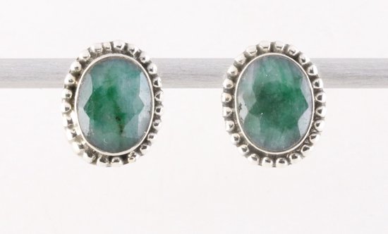 Bewerkte zilveren oorstekers met smaragd
