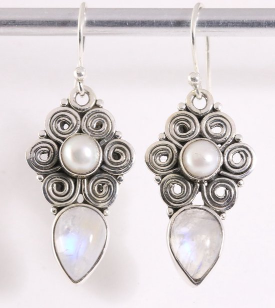 Bewerkte zilveren oorbellen met regenboog maansteen en parel