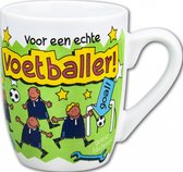 Mok - Cartoon Mok - Voor een echte voetballer - In cadeauverpakking met gekleurd krullint