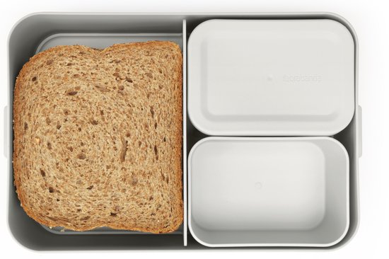 Boîte à pain grise avec une tranche de pain dans le plus grand compartiment.