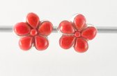Bloemvormige zilveren oorstekers met rode koraal steen