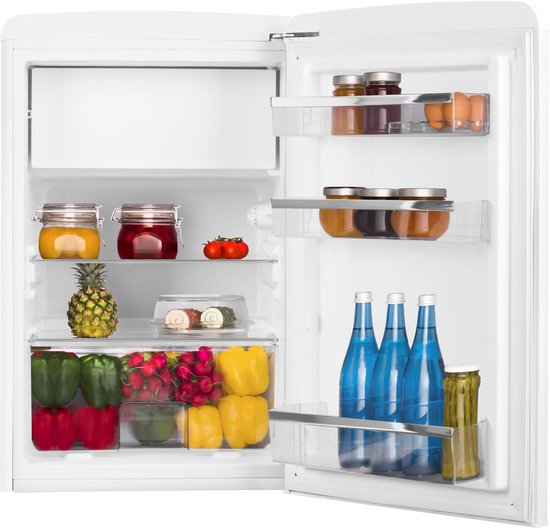 Witte Amica koelkast, open met diverse etenswaren: groenten, fruit, flessen water en potjes.