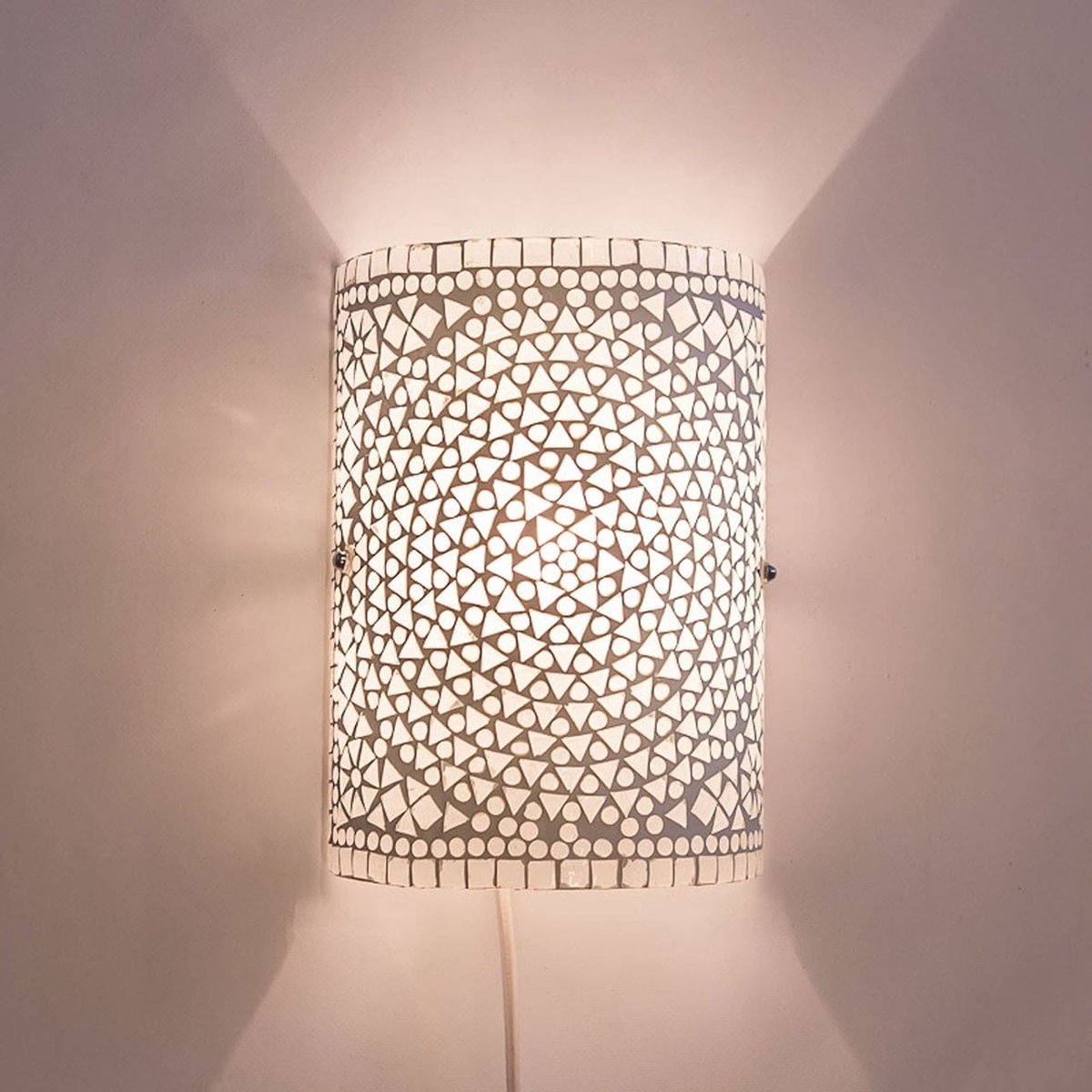 Oosterse mozaïek cilinder wandlamp | 1 lichts | wit | glas / metaal | 26 cm hoog | eetkamer / woonkamer / slaapkamer lamp | traditioneel / landelijk / sfeervol design