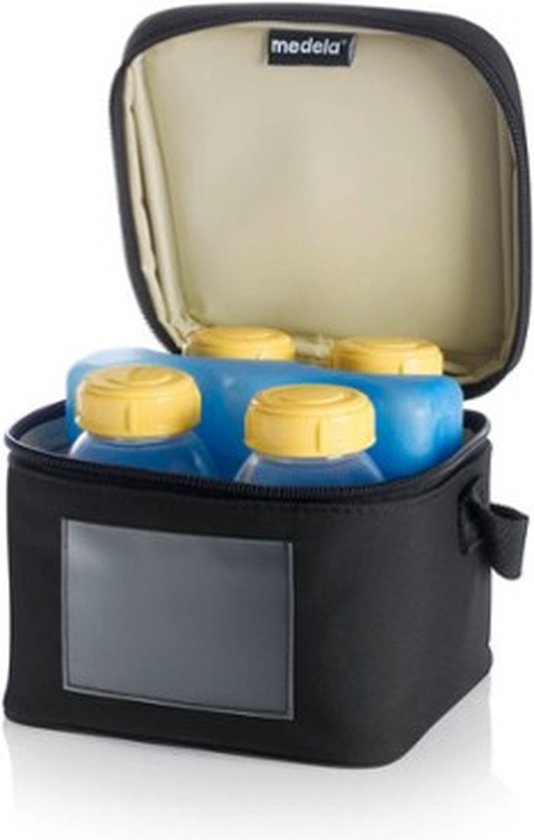 Zwarte Medela koeltas met vier flessen moedermelk en een blauw koelelement.