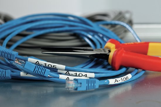 Blauwe kabels met aan de uiteinden witte labels: A-104, A-105, A-106. Een combinatietang ligt ertussen.